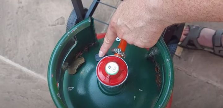 How To Remove A Propane Tank From The Grill
